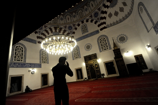 Dünyada ilk teravih namazı coşkusu